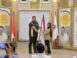 Kemenpora Berangkatkan Dua Pendaki Gunung Khansa Syahlaa Dan Putri Handayani