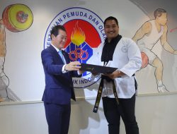 Menpora Dito Ariotedjo Menerima Penghargaan Sabuk Hitam Taekwondo
