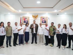 Dirut ITDC Menyerahkan Kartu Identitas Khusus MotoGP Kepada Menpora Dito
