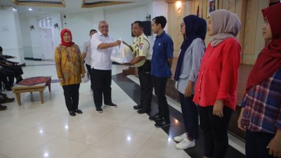 Sesmenpora Gunawan Suswantoro Secara Resmi Membuka Pembagian 600 Paket Sembako