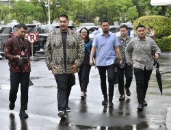Mengenakan Blazer Batik Warna Krem Bermotif, Menpora Serahkan SPT Pajak