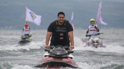 Momen Menarik Menpora Dito Kendarai Jet Ski Di Danau Toba