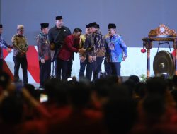 Mengenakan Pakaian Berwarna hitam, Menpora Dito Mendampingi Presiden RI Joko Widodo