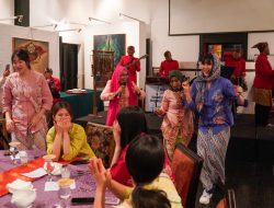 Red Sparks Kompak Menggenakan Baju Tradisional Indonesia