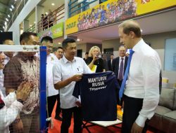 Wakil PM Rusia Jajal Bulutangkis di Cipayung, Disambut Wamenpora Taufik