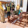 Penenun Desa Semoyang Dapat Dukungan Alat dan Pelatihan dari Pemerintah